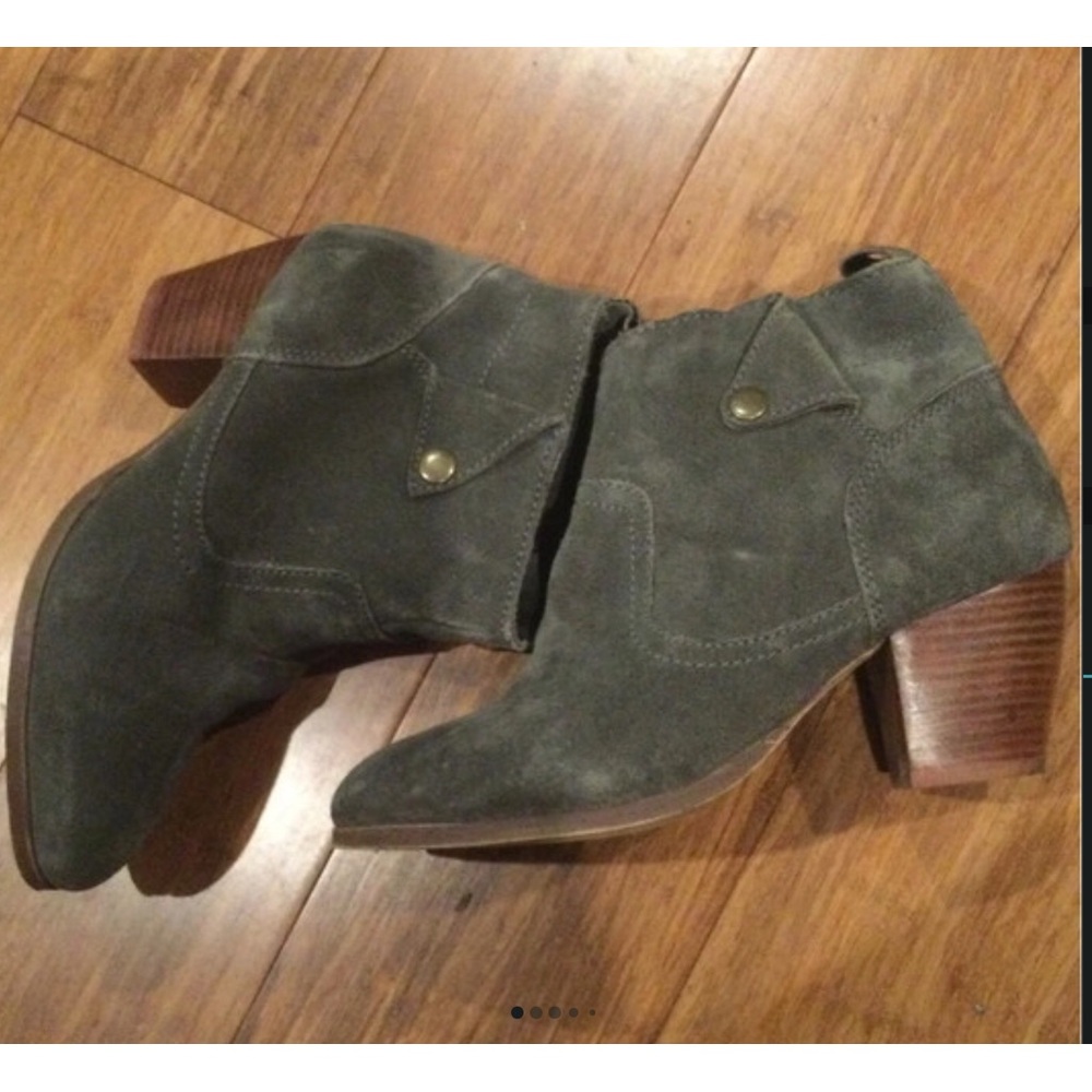 Women’s Short Western Ankle Boots in Light grey suede LIKE NEW
